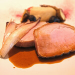 LIAISON - ランチコース 9680円 の茨城の長右衛門豚 根セロリのピューレ ビーツのパウダー