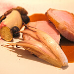 LIAISON - ランチコース 9680円 の茨城の長右衛門豚 根セロリのピューレ ビーツのパウダー