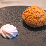 LIAISON - ランチコース 9680円 の柚子と苺のマシュマロ、濃厚なカスタードクリーム