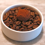 LIAISON - ランチコース 9680円 のコーヒー風味のトリュフショコラ