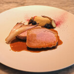 LIAISON - ランチコース 9680円 の茨城の長右衛門豚 根セロリのピューレ ビーツのパウダー