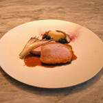 LIAISON - ランチコース 9680円 の茨城の長右衛門豚 根セロリのピューレ ビーツのパウダー