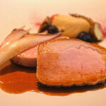 LIAISON - ランチコース 9680円 の茨城の長右衛門豚 根セロリのピューレ ビーツのパウダー