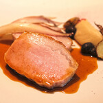 LIAISON - ランチコース 9680円 の茨城の長右衛門豚 根セロリのピューレ ビーツのパウダー