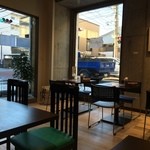 Caffe A - 明るい店内はゆったり