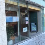 Caffe A - ガラスの貼り紙を無くせば高級感が出るのにネ！