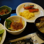 Nihon Ryouri Hanagiku - きりたんぽ鍋、焼鮭、掻き玉子、奴、きんぴら牛蒡、とろろ、サラダ、焼海苔