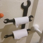 ドゥ クール ショコラ - トイレットペーパーホルダーもスパナ