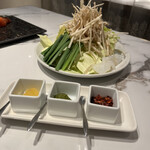 博多もつ鍋 やま中 - にんにく、柚子胡椒、唐辛子