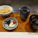 蟹遊亭 - 蟹チャーハンと赤だし