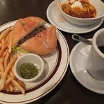 OCEANS BURGER INN - クラシックハンバーガー、チリビーンズとコーヒー。