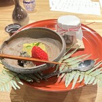 日本料理うしお - 水菓子 湘南ゴールド　苺　黒豆に白ワインジュレ