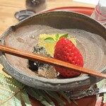 日本料理うしお - 水菓子 湘南ゴールド　苺　黒豆に白ワインジュレ
