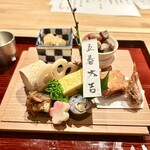 日本料理うしお - 八寸　節分 ・クマ海老の頭の唐揚げ ・トラフグの唐揚げ ・ヒラメとガリの昆布巻き ・鰯の梅煮 ・生麩 ・だし巻き玉子 ・菜の花のお浸し ・花レンコン ・稲荷寿司 ・小松菜とクマ海老、みぞれ大根 ・五目豆