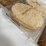 フランス菓子16区 - ダックワーズはアレンジ。日本の最中から着想を得て16区で考案されたもの