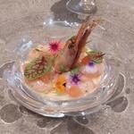 aoi restaurant - ◯前菜=
                                生甘海老＆甘海老の頭揚げ、玉ねぎとミルクのムース敷き、生姜とビネガーのジュレ掛け、エディブルフラワー、 グレープフルーツのせ
                                