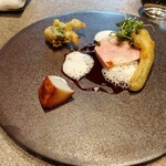 aoi restaurant - ◯肉料理=
      竹千代ポーク、赤ワインソース＆お野菜出汁のエスプーマ、ふきのとうとこごみの天ぷら、菊芋