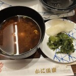 かに道楽 - 赤だしと香の物