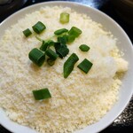 らー麺土俵 鶴嶺峰 - 粉チーズたっぷり、おじっと飯。残ったスープに入れて食べるととても美味しい。