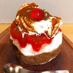 京氷菓 つらら - 上部は生チョコの甘さといちごの甘酸っぱさ、中部はミルクの甘さ、下部はショコラとミルクの甘さを感じ、全体的には甘酸っぱさよりもチョコの甘さがひきたっているかき氷～!!( ^o^)ﾉ