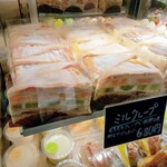 アントアント - ミルクレープ（店頭ショーケース）