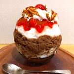 京氷菓 つらら - かき氷全体にミルクシロップがかけられ、上部は、トロトロのいちごシロップ、ミルクエスプーマ、カカオパウダーがかけられ、一番上にいちごが添えられている!! 下部には、ショコラシロップがかけられている～!!( ^o^)ﾉ