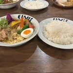 スープカレー&ダイニング エルビス - 道産もち豚角煮カレー（スープ：ホワイト、トッピング：野菜、シュレッドチーズ、辛さ：中辛）