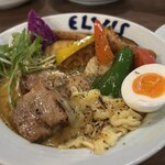 スープカレー&ダイニング エルビス - 道産もち豚角煮カレー（スープ：ホワイト、トッピング：野菜、シュレッドチーズ、辛さ：中辛）
