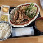 たき火炉端 雨やどり - 炭火焼きせせり定食（990円）