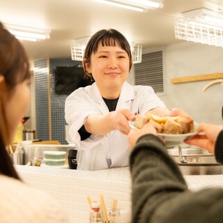 コの字カウンターを囲う、懐かしのスタイル