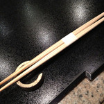 うしのみや - お箸、あらかじめ口に含む部分を濡らしてあります。箸に食材がつかないようにするおもてなしの気持ちからだそうです。