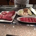 うしのみや - 本日の宮崎牛と野菜です。