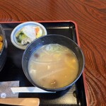 丸一食堂 - 味噌汁とお漬物