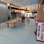 須崎食料品店 - 店舗内観（室外席）※醤油あります