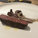 Il Lato - 但馬牛のロースト付け合わせはラディッキオ、赤身の旨みが凄い、筋があったので細かくナイフを入れてセルフ筋切りw、ラディッキオの甘みと苦味も良かった