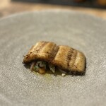 Il Lato - 冷たい皿に、冷製のビネガーの効いた豆とインゲン他野菜、その上に皮パリパリにソテーした熱々のうなぎ、身は物凄く柔らかい、温冷のコントラストが良い