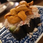 炉端とおでん 呼炉凪来 - 黄金色に輝くうにの細巻き