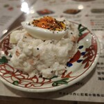 炉端とおでん 呼炉凪来 - 半熟たまご入りポテサラ
