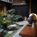 o・mo・ya 東洞院 - 店舗と母屋の間