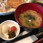 和食　貴山 - ２０１３年５月１７日のランチ定食（９５０円）の漬物・味噌汁