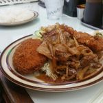 キッチン南海 - 本日のサービス定食　チキンカツ、しょうが焼きとカニクリームコロッケの盛り合わせ定食　780円。ボリューム満点でお安い。