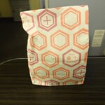 亀十 - ✈️ANA39便HND→ITM B722 JA744A 機内にて晩ごはんとして、黒あんどらやき1個を頂戴する。