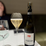 ブリアンス - ジャクソンは、インポーターがヴァン・パッションさんなどに限られるシャンパーニュ。
そのインポーターのイベントに行ったばかりだったので、びっくり！
さすがの♯700シリーズ。キレと厚みが共存してます。