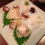 和食　貴山 - お造り四点盛り合わせ（１，３５０円）×２人前。水タコ・はた・マコカレイ・平貝２０１３年７月（らるふの料理）