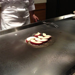 うしのみや - スイーツ用のリンゴも鉄板で焼きます。