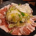 黒豚しゃぶしゃぶと溶岩焼きが 自慢の居酒屋 くろ屋 - 