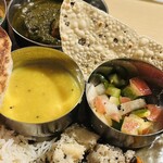 さらしあキッチン - ダルスープとカチュンバルの容器の奥にパパド