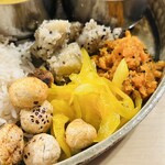 さらしあキッチン - アチャール類の手前には蓮の実も