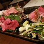 四一一 - 牛刺し盛り合わせ。ローストビーフが絶品♪