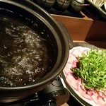 四一一 - 鍋には豆腐やキノコなどのお野菜もたっぷりついてヘルシー! おだしも味がしっかり出ているのでポン酢で食べるよりもお塩をぱらっとかけて食べるのがオススメ